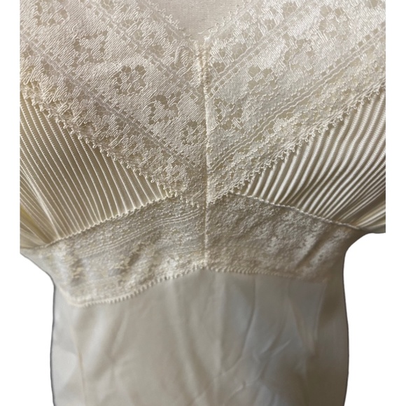 Vintage slip with lace trim & adjustable straps. Sz36 - Picture 8 of 15